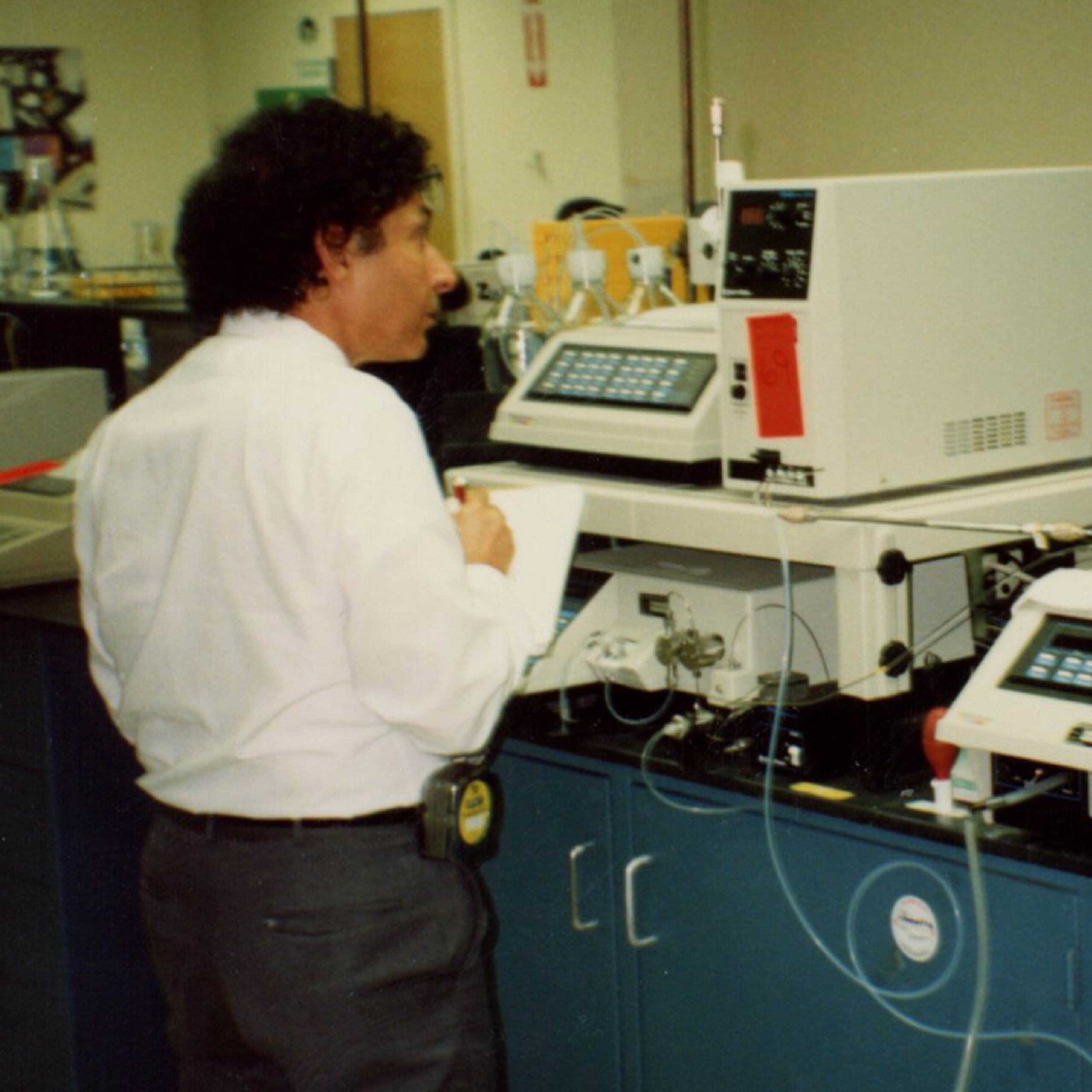 Frank D'Amelio Sr. operating analytical laboratory computer systems in 1988